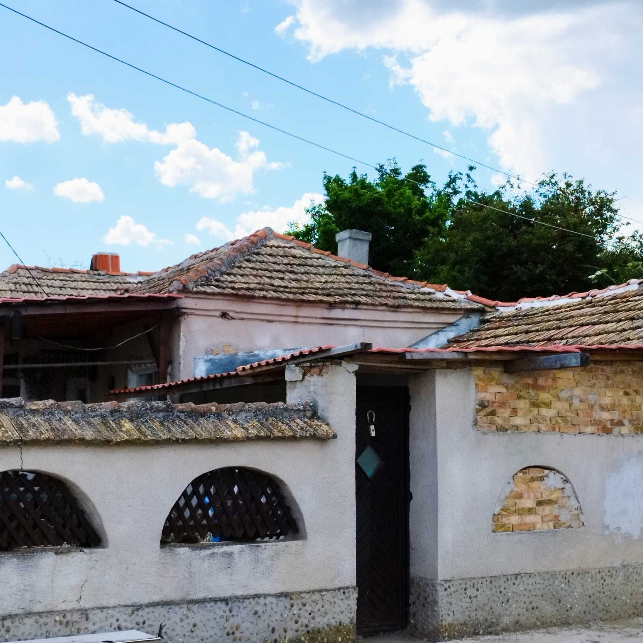 Продавам къща с голям двор в село  9293 Стефан Караджа.