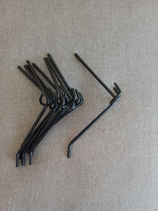 Куки за стелажи, синджири,  за окачване, метални бели и черни.