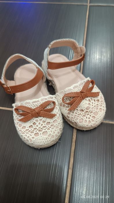 Sandale cu fundiță maro