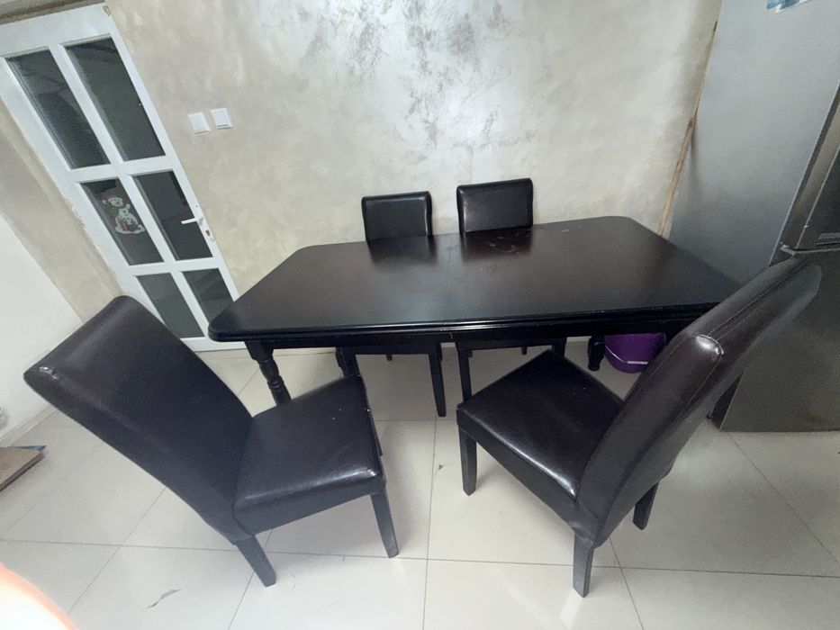 Masă din lemn masiv cu 6 scaune