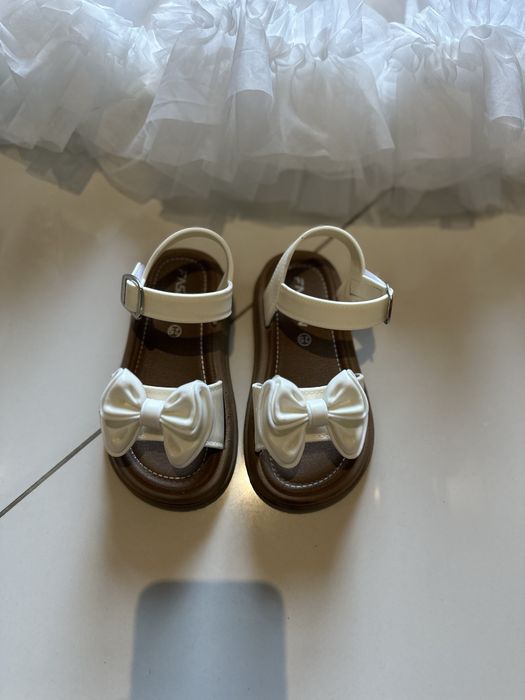 Бели сандали 25 номер