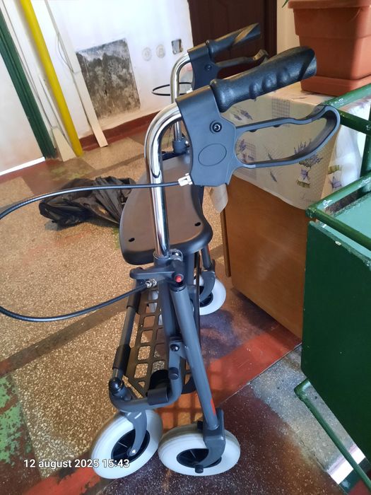 Vând cărucior transportabil accidentat coloana sau bazin,