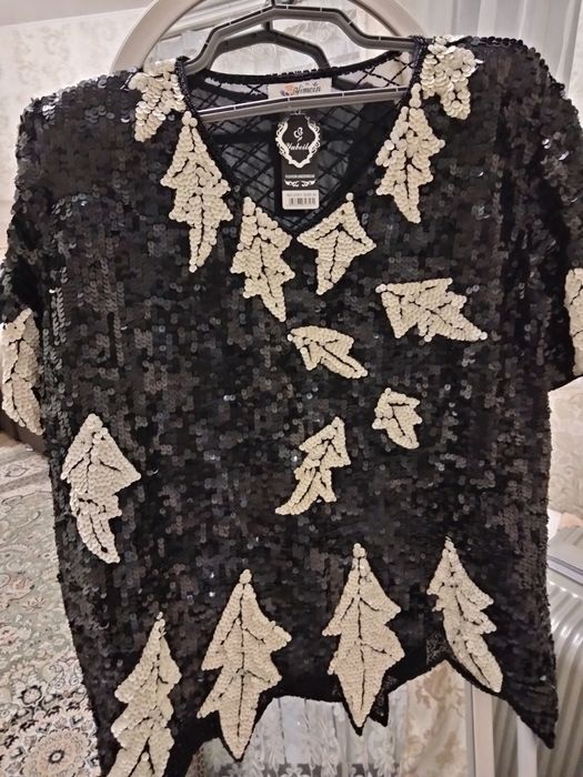 Блузка женская в паетках.