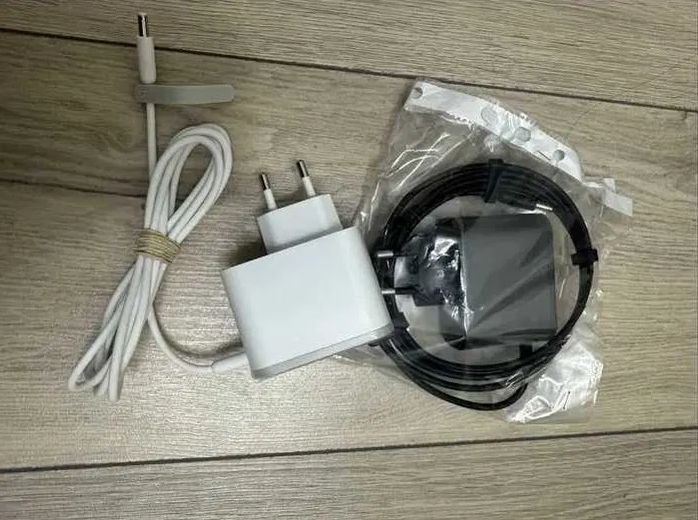 на Алису оригинал (белый и чёрный есть) зарядка, блок питания