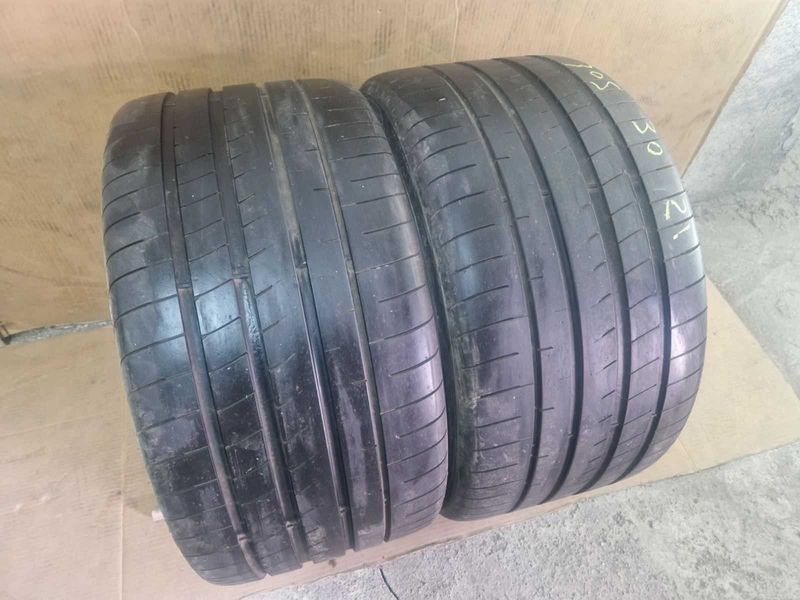 2 Goodyear R21 305/30
летни гуми
DOT1419