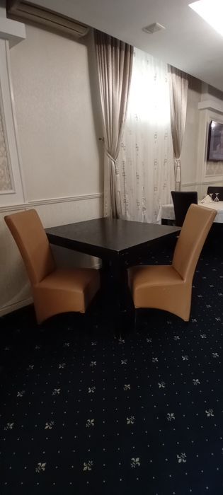 Vând mese, scaune și huse – perfecte pentru evenimente