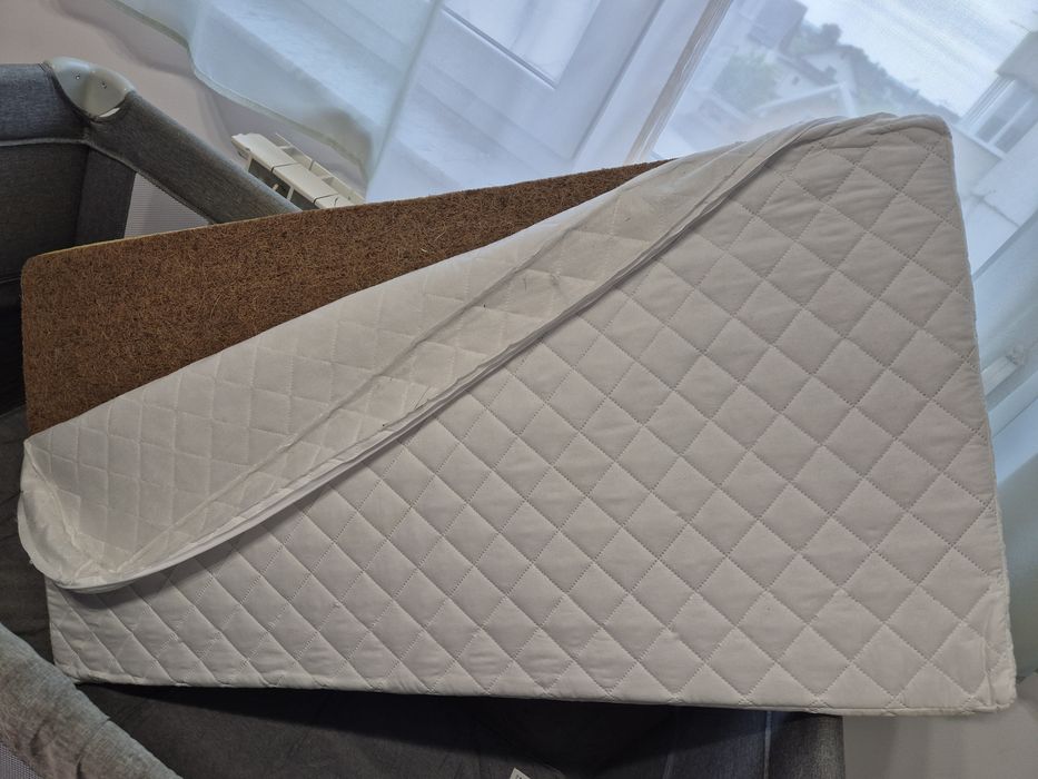 Pătuț pliabil Chipolino cu o laterală culisantă și saltea de cocos