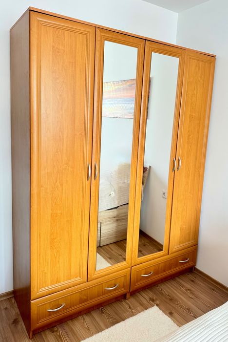 Продавам гардероб в отлично състояние.