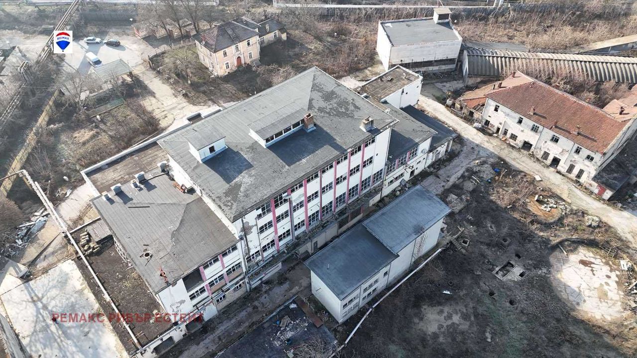 Продава се Промишлена сграда в Русе, Тракцията - 4085 кв.м за 1009 €/кв.м - Снимка #3