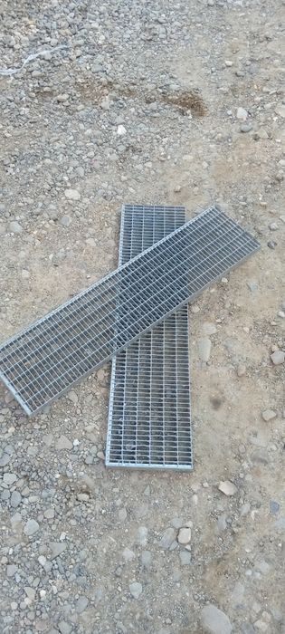 Vând trepte zincate metalice dacă va interesează sunaț la Nr de telefo