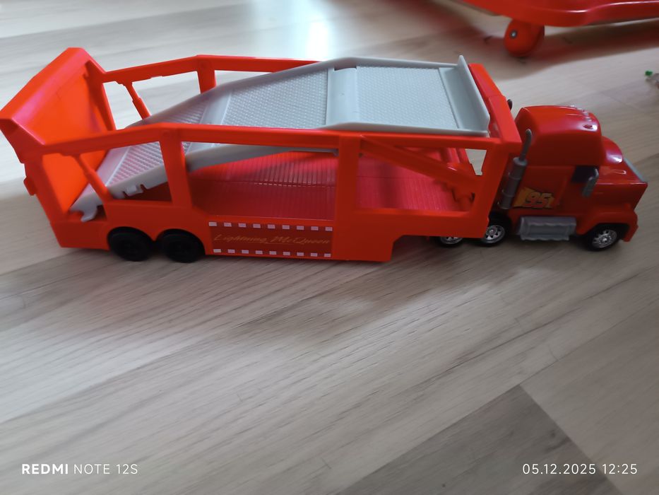 Camion platforma Mack Cars