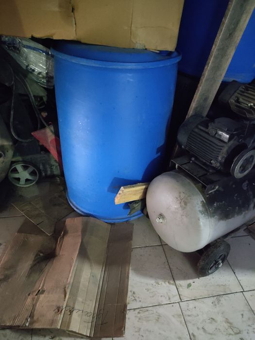 Продам пластиковую бочку 200л
