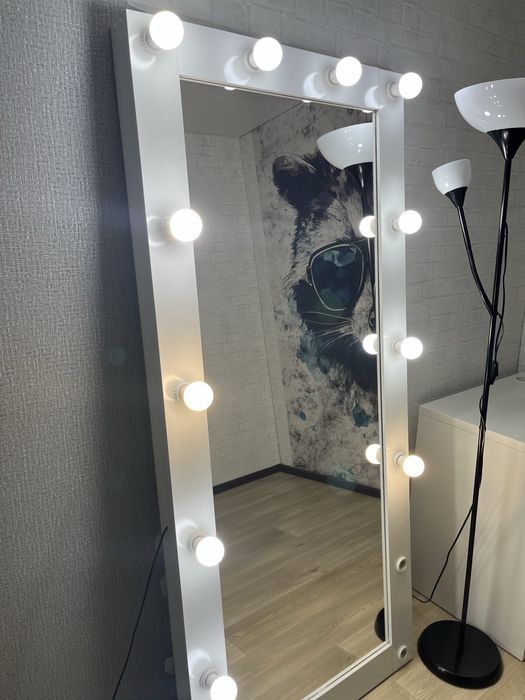 Зеркало с лампочками