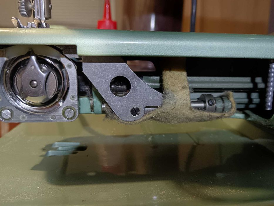 Домашна масивна шевна машина Хускварна.