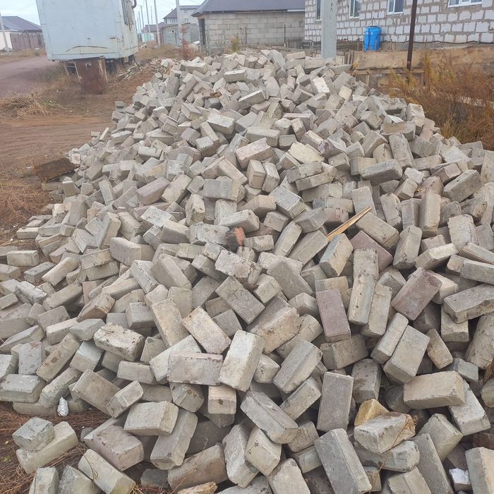 Продам кирпич красный и силикатный  есть доставка по городу на камазе