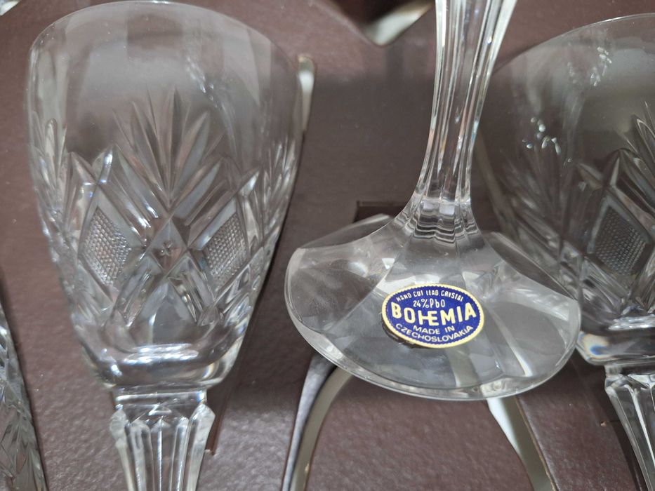 Pahare cristal de Boemia. Sunt ff vechi si sunt bine întreținute.