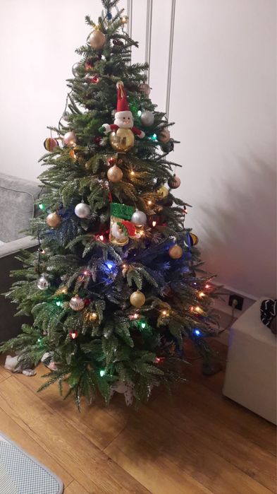 Елка очень красивая. Высота 2100