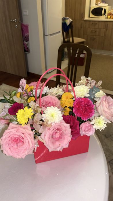 цветы в корзине, пышный букет