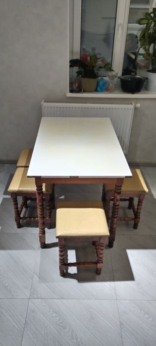 Столик с табуретками на четыре персоны