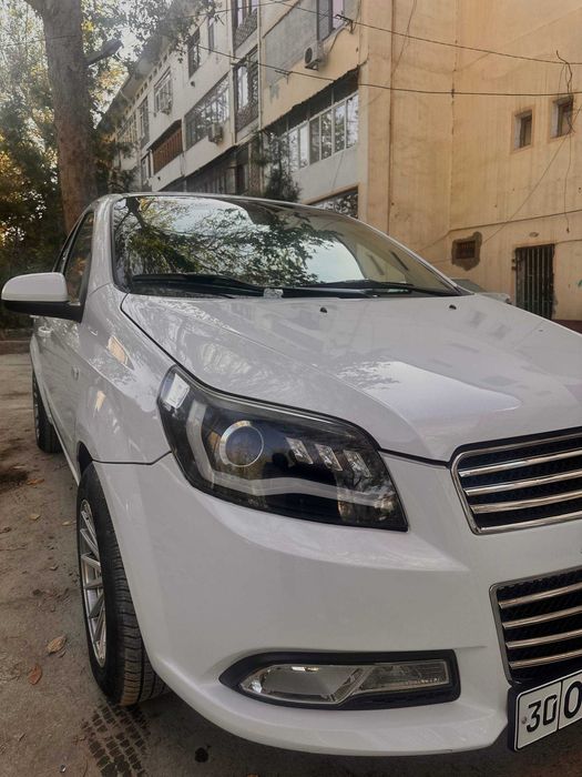 Нексия 3 с бежевым салоном.