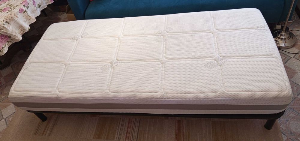 Луксозен матрак и рамка с крака 200х90х22