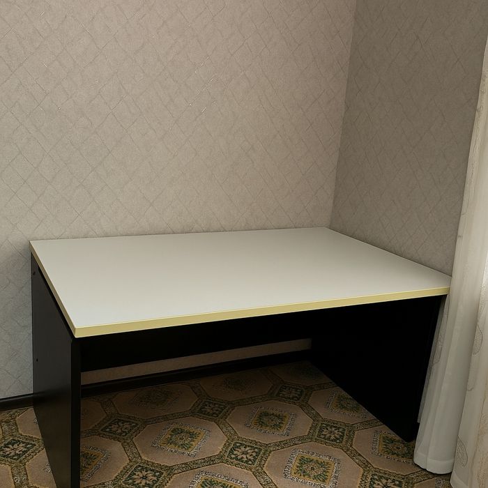 Письменный стол в хорошем состоянии