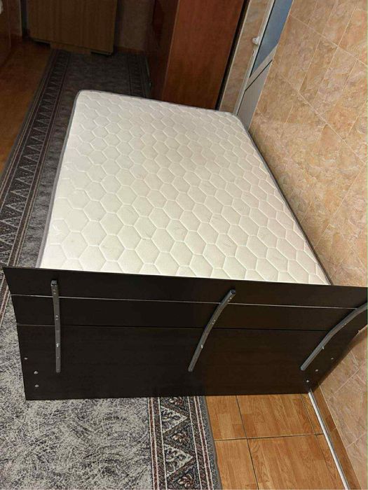 Pat 140/200 cu saltea inclusă