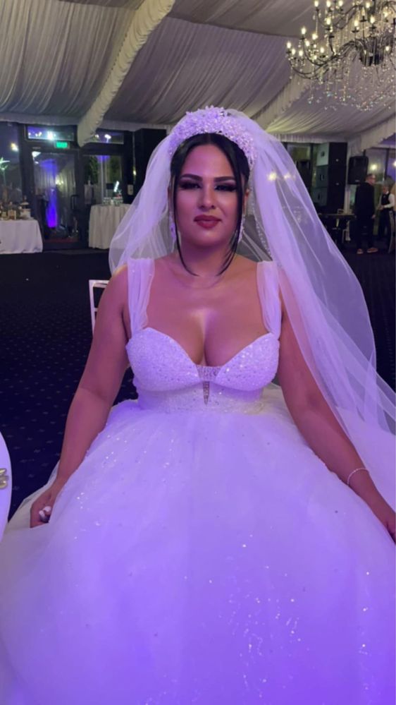 Rochie de mireasǎ deosebita