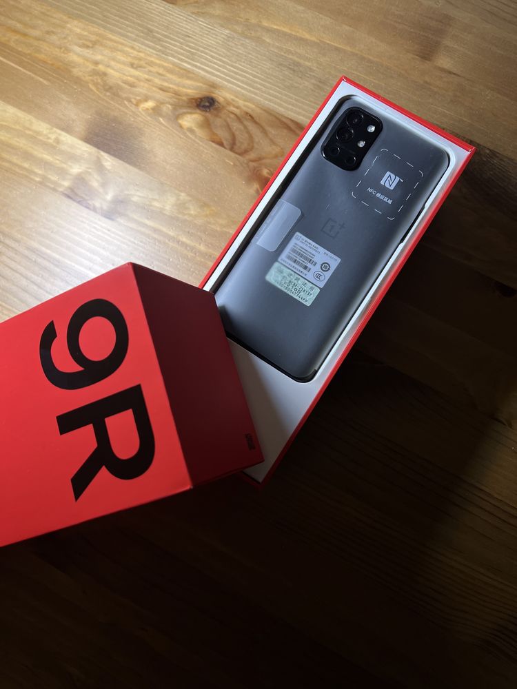 OnePlus 9R 12/256GB в идеальном состоянии