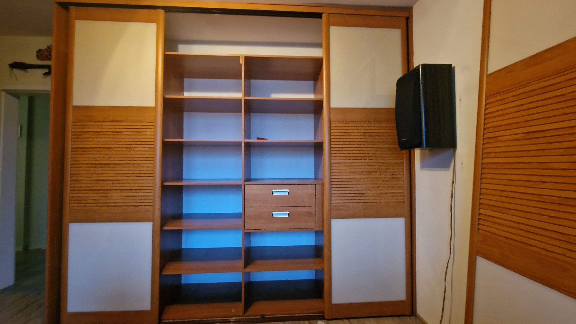 Гардероб е 3м(дължина) на 2,50м (височина).