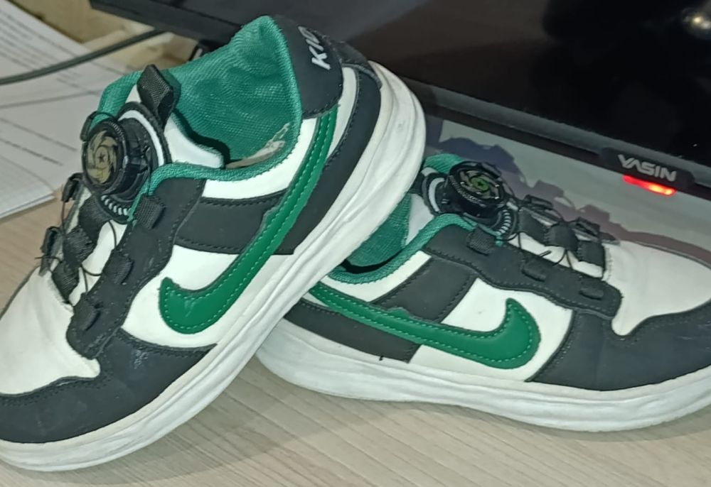 Продам детские кроссовки