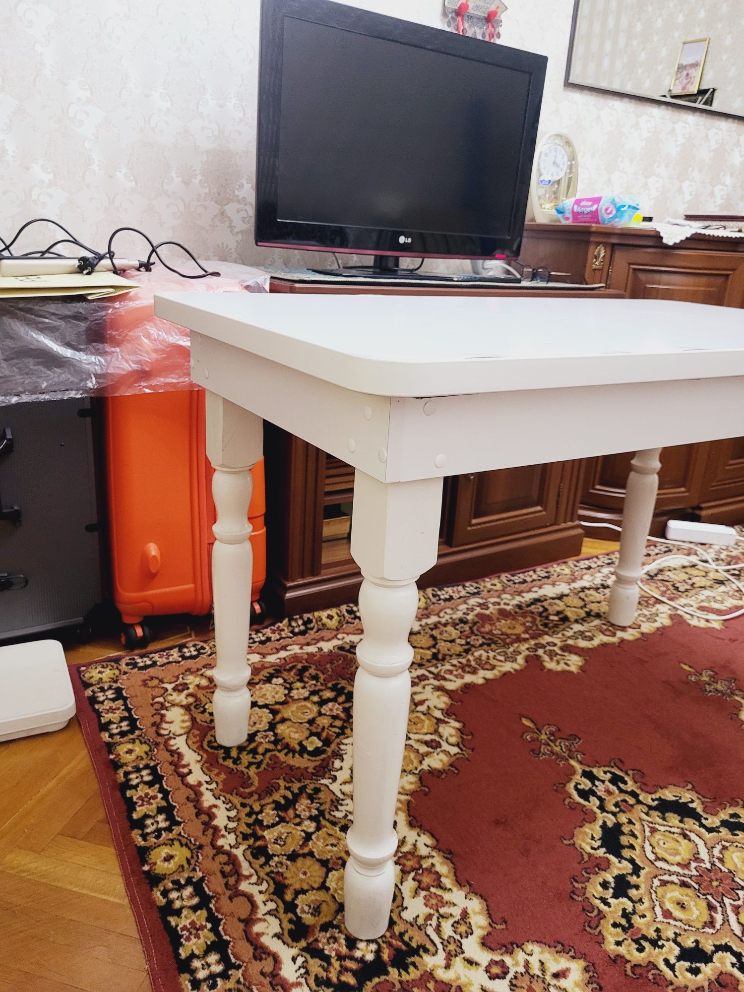 Продам белый стол