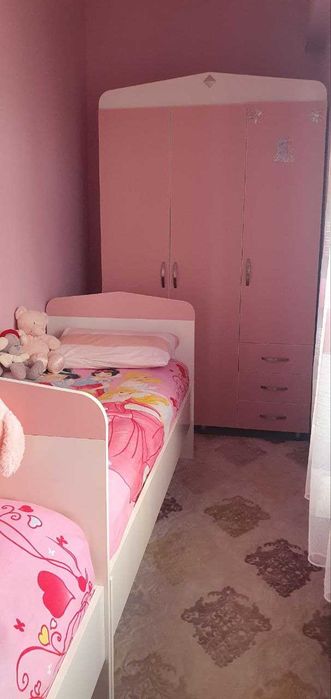 2 кровать, шкаф и компьютерные стол и еще 1 тумбочка