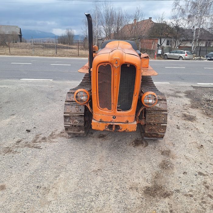 Tractor pe șenile Fiat 312 cu monobloc și priza.