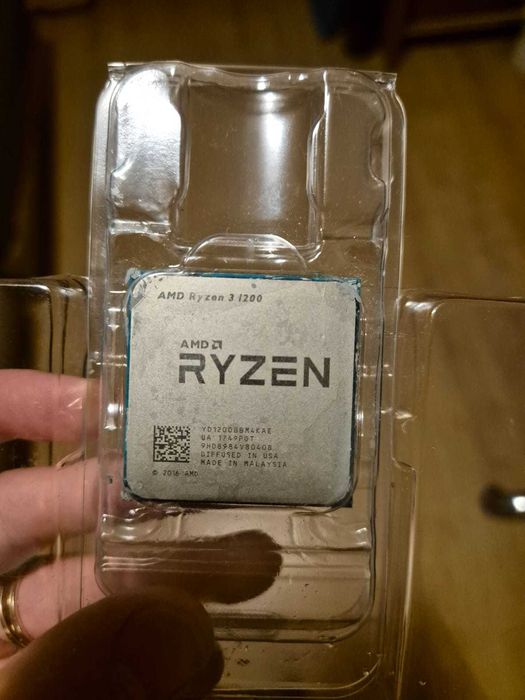 Vând procesor AMD Ryzen 3 1200