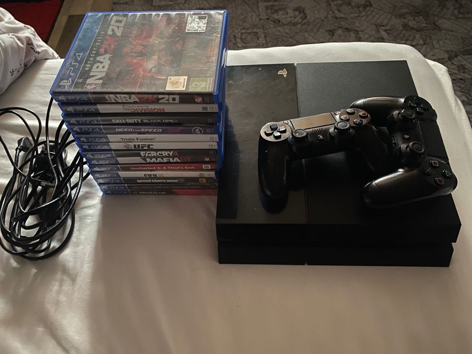 vând PS4 cu două console și 13 jocuri