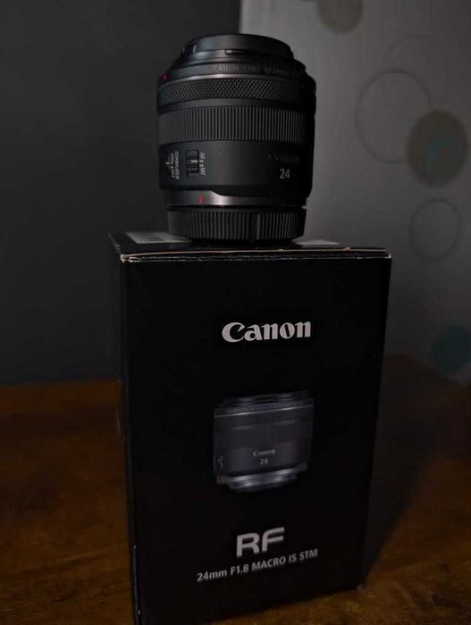 Canon RF 24mm f/1.8 Macro IS STM