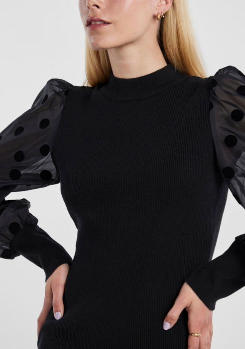 Плетена рокля с тюлени буфан ръкави на точки