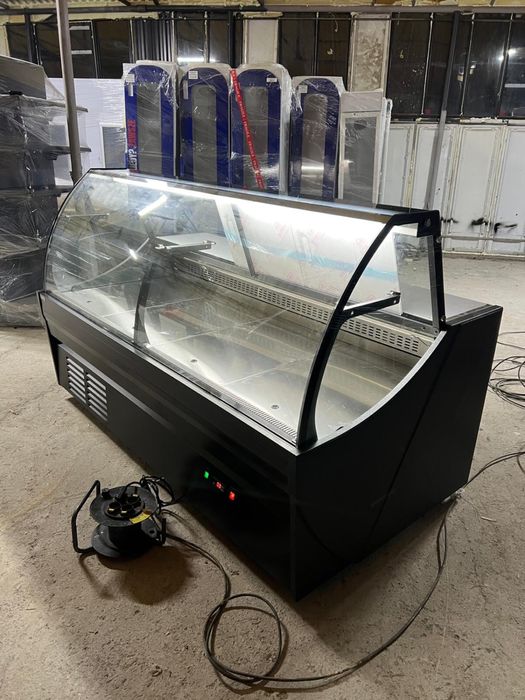 Vitrina frigorifica orizontala cu geam curbat pentru mezeluri