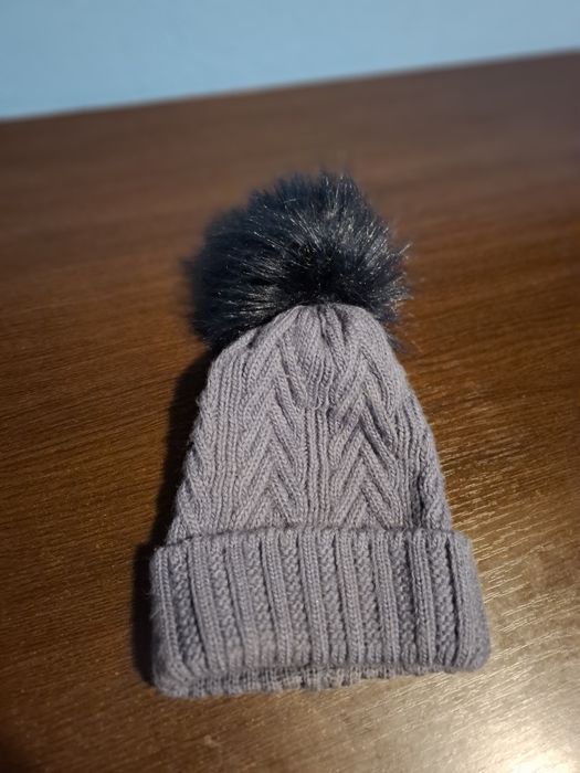 Căciulă / Fes Copii (Gri) – Moț Blană Artificială – Tricotat Elegant
