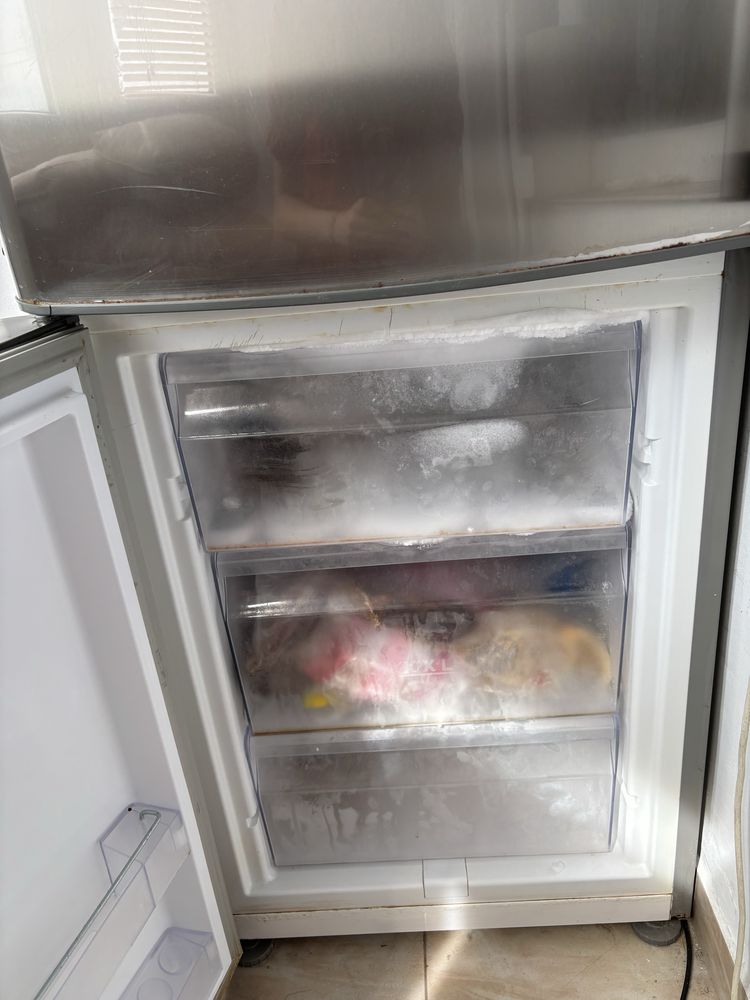 Frigider Whirlpool, inox, congelator 3 sertare, frigider spațios