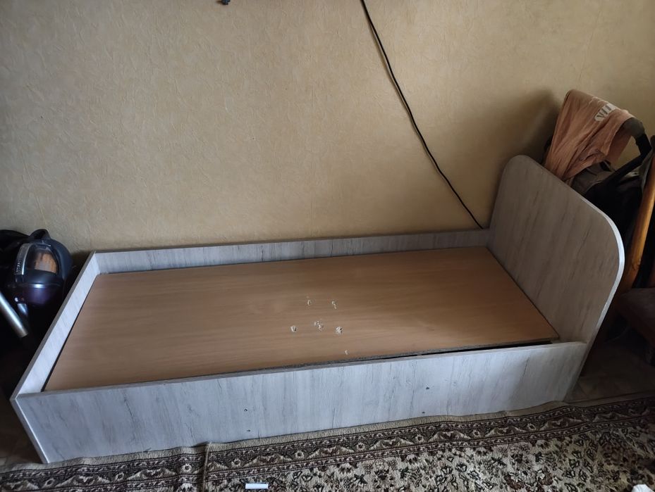 Продам односпальную кровать 175см без матраса
