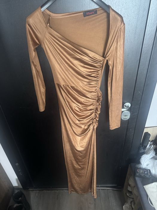 Рокля Cliche reborn в актуалния цвят за сезона за офицален повод