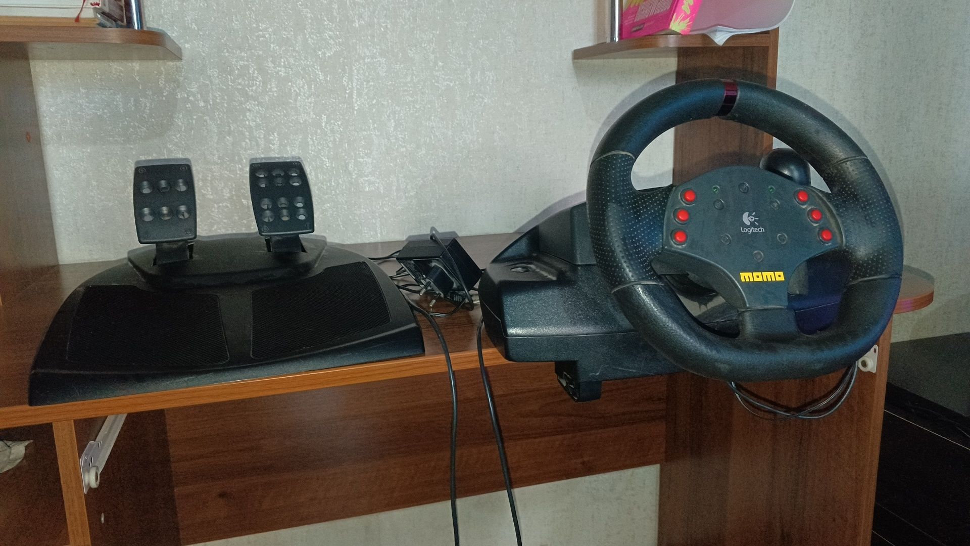 Игровой руль Logitech MOMO