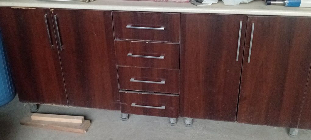 Kuxini Mebel srochna sotiladi narxini kelishamiz avtomat rakvinasi bor