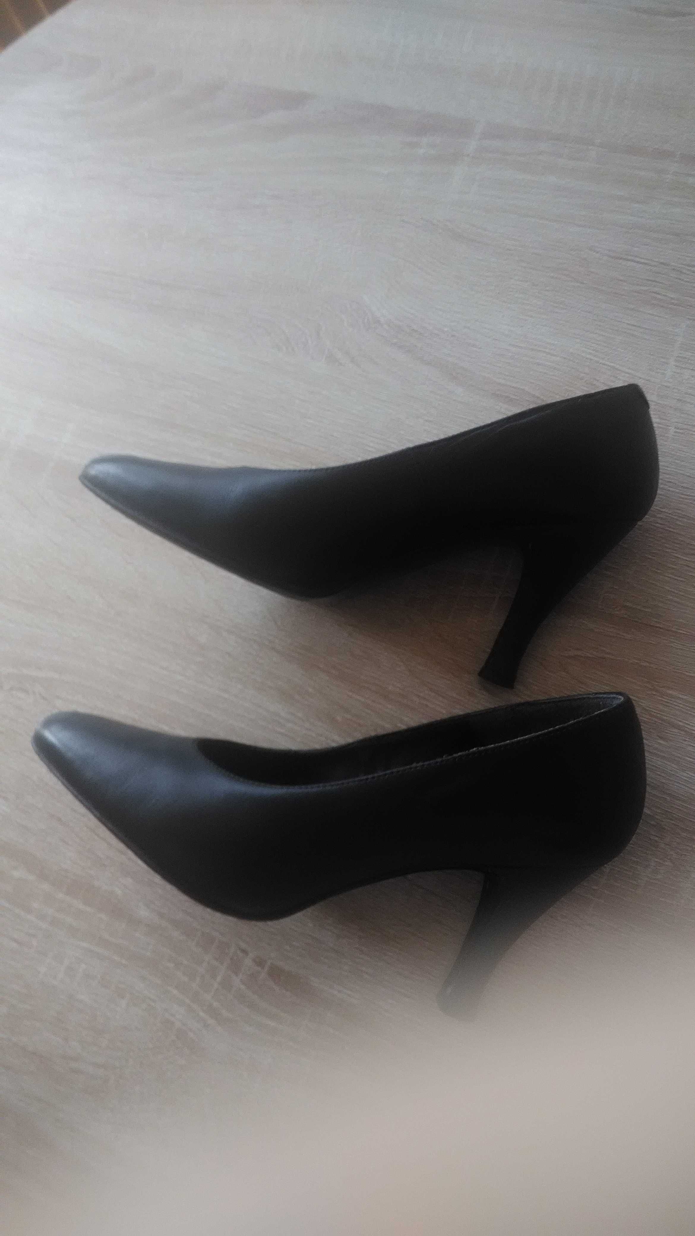 Класически черни дамски обувки с висок ток.