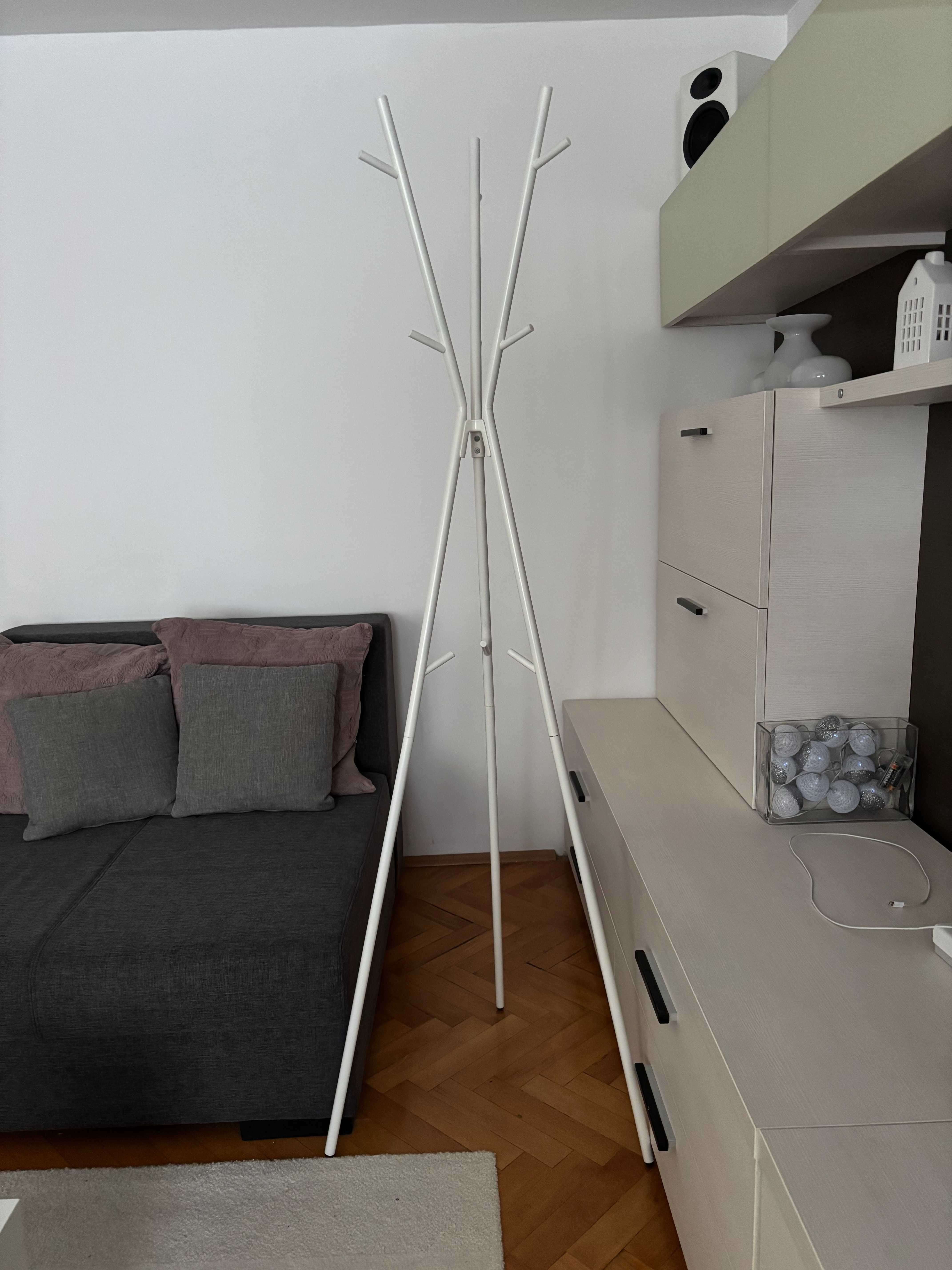 Cuier pentru haine, culoare alb, material metal, stare f buna.