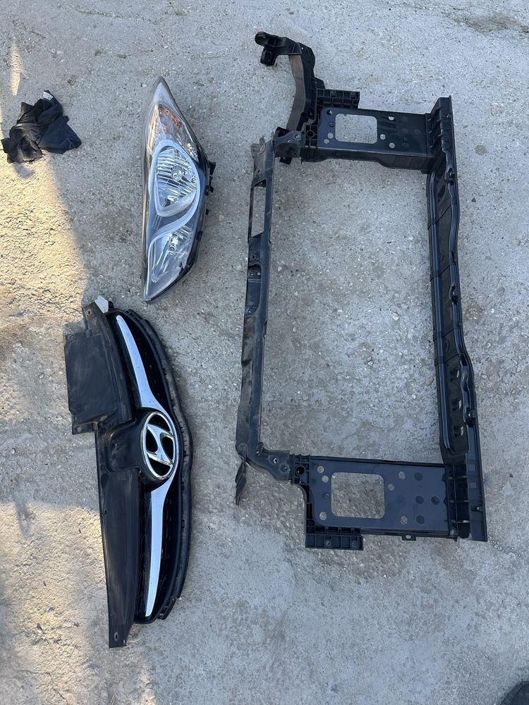 Far stânga.tragher.grilă radiator hyundai elantra.