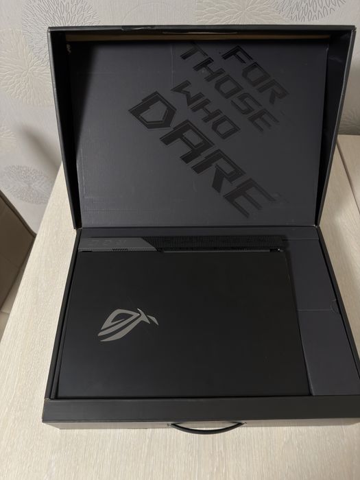 Laptop Gaming ASUS ROG Strix SCAR 15 RTX 3080 + Controller PS 5 CADOU