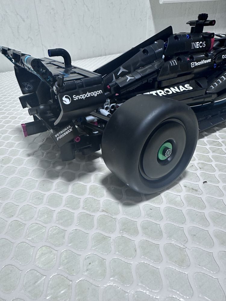 Конструктор Лего F1 Petronas AMG